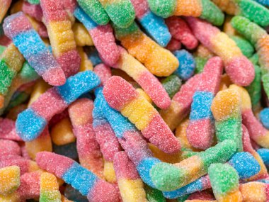 Bir sürü renkli jöleli şeker arkaplanı var. Şekerli şekerler kristalize edildi.