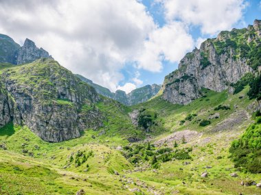 Romanya 'nın Karpat Dağları' nın Bucegi Dağı 'ndaki Malaiesti Vadisi' nin güzel manzarası.