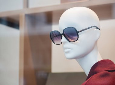 Güneş gözlüklü vitrin mankeni. Kıyafet moda konsepti.