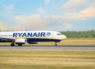 Bükreş, Romanya - Ağustos 2022: Henri Coanda Uluslararası Havaalanı 'ndaki havaalanı pistinde bir Ryanair Boeing 737 uçağı.