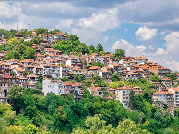 Вид сверху на средневековые здания и дома в Велико Тырново, исторической и культурной столице Болгарии