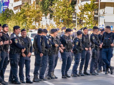 Bükreş, Romanya - Ekim 2022: Bükreş 'te düzenlenen bir protestoda göstericileri yakından denetleyen polis memurları ve jandarma veya askeri polis.