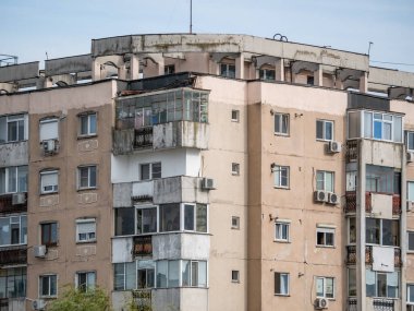 Bükreş 'teki mavi gökyüzüne karşı komünist dönemden kalma bir apartman binası. Çirkin geleneksel komünist konut topluluğu