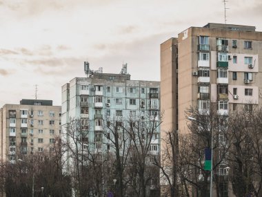 Bükreş 'teki mavi gökyüzüne karşı komünist dönemden kalma bir apartman binası. Çirkin geleneksel komünist konut topluluğu