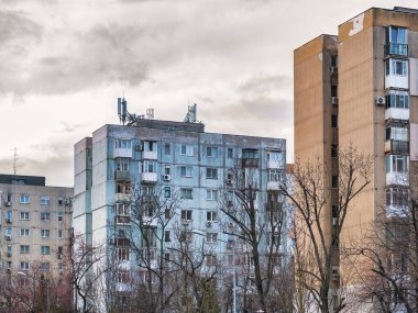 Bükreş 'teki mavi gökyüzüne karşı komünist dönemden kalma bir apartman binası. Çirkin geleneksel komünist konut topluluğu