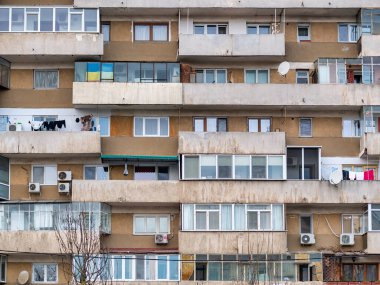 Bükreş 'teki mavi gökyüzüne karşı komünist dönemden kalma bir apartman binası. Çirkin geleneksel komünist konut topluluğu