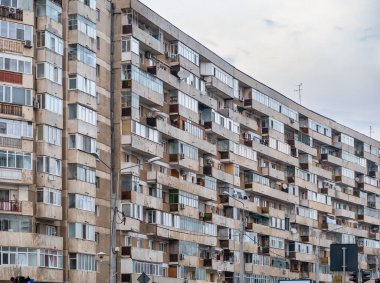 Bükreş 'teki mavi gökyüzüne karşı komünist dönemden kalma bir apartman binası. Çirkin geleneksel komünist konut topluluğu