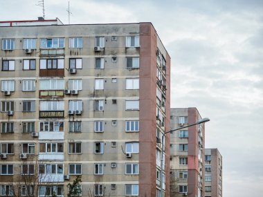 Bükreş 'teki mavi gökyüzüne karşı komünist dönemden kalma bir apartman binası. Çirkin geleneksel komünist konut topluluğu