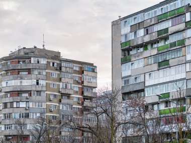 Bükreş 'teki mavi gökyüzüne karşı komünist dönemden kalma bir apartman binası. Çirkin geleneksel komünist konut topluluğu