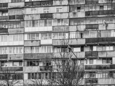 Bükreş 'teki mavi gökyüzüne karşı komünist dönemden kalma bir apartman binası. Çirkin geleneksel komünist konut topluluğu