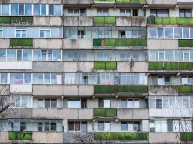 Bükreş 'teki mavi gökyüzüne karşı komünist dönemden kalma bir apartman binası. Çirkin geleneksel komünist konut topluluğu