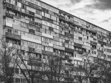 Bükreş 'teki mavi gökyüzüne karşı komünist dönemden kalma bir apartman binası. Çirkin geleneksel komünist konut topluluğu