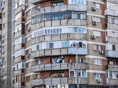 Bükreş 'teki mavi gökyüzüne karşı komünist dönemden kalma bir apartman binası. Çirkin geleneksel komünist konut topluluğu