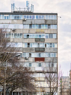 Bükreş 'teki mavi gökyüzüne karşı komünist dönemden kalma bir apartman binası. Çirkin geleneksel komünist konut topluluğu