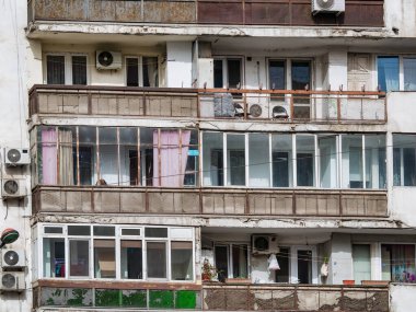 Bükreş 'teki mavi gökyüzüne karşı komünist dönemden kalma bir apartman binası. Çirkin geleneksel komünist konut topluluğu