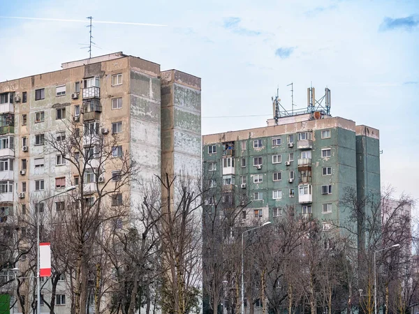 공산주의 시대부터 루마니아 부쿠레슈티의 하늘을 배경으로 아파트 건물에서 했습니다 공산주의 — 스톡 사진