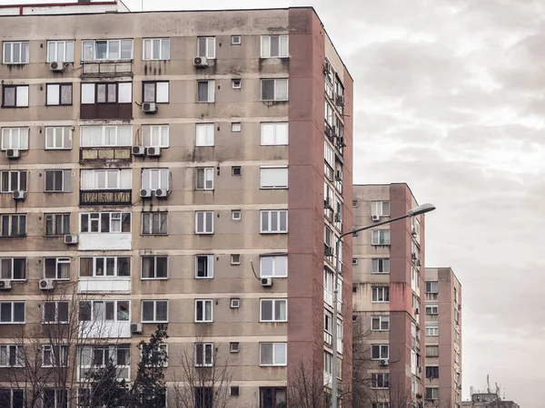 Agotado Edificio Apartamentos Era Comunista Contra Cielo Azul Bucarest Rumania —  Fotos de Stock