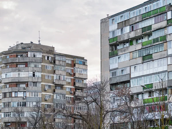 Abgenutzte Mehrfamilienhäuser Aus Der Kommunistischen Ära Vor Blauem Himmel Bukarest — Stockfoto