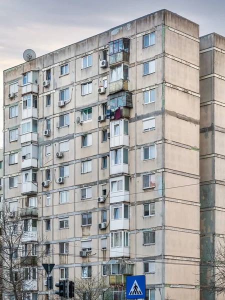 ブカレスト ルーマニアの青い空に対する共産主義時代からのアパートの建物を着用しました 醜い伝統的な共産主義住宅アンサンブル — ストック写真