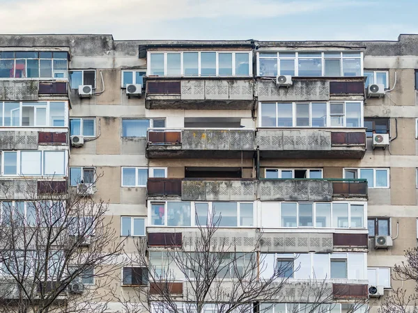 Bükreş 'teki mavi gökyüzüne karşı komünist dönemden kalma bir apartman binası. Çirkin geleneksel komünist konut topluluğu