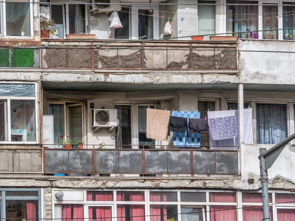 Bükreş 'teki mavi gökyüzüne karşı komünist dönemden kalma bir apartman binası. Çirkin geleneksel komünist konut topluluğu