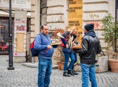 Bükreş, Romanya - Mart 2023: Bükreş 'teki eski kasaba merkezinin sokaklarında çok sayıda insanla dolu bir hafta sonu günü.