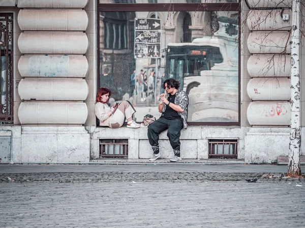 Bukurešť Rumunsko 025 2023 Dva Mladí Teenageři Sedící Obrubníku Uprostřed — Stock fotografie