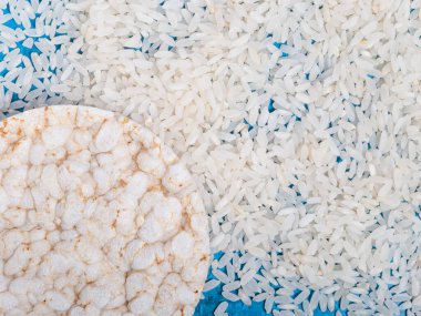 Yuvarlak gevrek pirinç kekleri. Diyet için düşük kalorili yiyecekler.