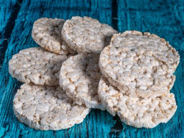 Yuvarlak gevrek pirinç kekleri. Diyet için düşük kalorili yiyecekler.