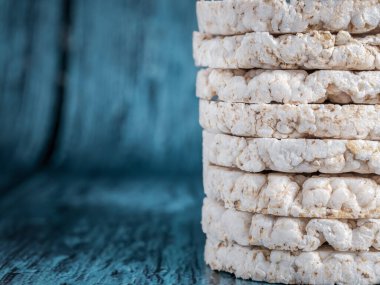 Yuvarlak gevrek pirinç kekleri. Diyet için düşük kalorili yiyecekler.