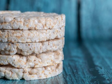 Yuvarlak gevrek pirinç kekleri. Diyet için düşük kalorili yiyecekler.