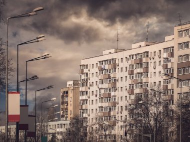 Bükreş 'teki mavi gökyüzüne karşı komünist dönemden kalma bir apartman binası. Çirkin geleneksel komünist konut topluluğu