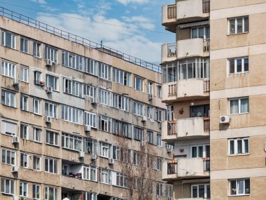 Bükreş 'teki mavi gökyüzüne karşı komünist dönemden kalma bir apartman binası. Çirkin geleneksel komünist konut topluluğu