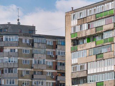 Bükreş 'teki mavi gökyüzüne karşı komünist dönemden kalma bir apartman binası. Çirkin geleneksel komünist konut topluluğu