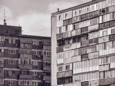 Bükreş 'teki mavi gökyüzüne karşı komünist dönemden kalma bir apartman binası. Çirkin geleneksel komünist konut topluluğu