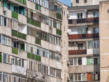 Bükreş 'teki mavi gökyüzüne karşı komünist dönemden kalma bir apartman binası. Çirkin geleneksel komünist konut topluluğu