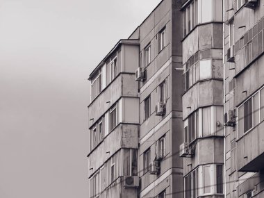 Bükreş 'teki mavi gökyüzüne karşı komünist dönemden kalma bir apartman binası. Çirkin geleneksel komünist konut topluluğu