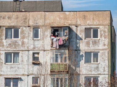 Bükreş 'teki mavi gökyüzüne karşı komünist dönemden kalma bir apartman binası. Çirkin geleneksel komünist konut topluluğu