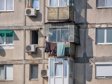 Bükreş 'teki mavi gökyüzüne karşı komünist dönemden kalma bir apartman binası. Çirkin geleneksel komünist konut topluluğu