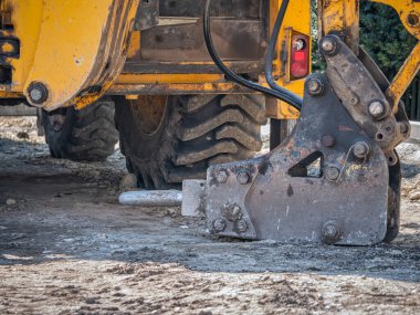 Detayları hidrolik kaya matkabıyla kapatın..