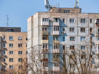 Bükreş 'teki mavi gökyüzüne karşı komünist dönemden kalma bir apartman binası. Çirkin geleneksel komünist konut topluluğu
