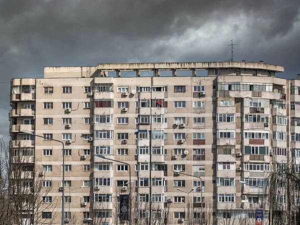 Bükreş 'teki mavi gökyüzüne karşı komünist dönemden kalma bir apartman binası. Çirkin geleneksel komünist konut topluluğu