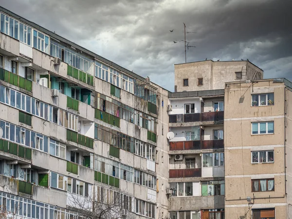 Agotado Edificio Apartamentos Era Comunista Contra Cielo Azul Bucarest Rumania — Foto de Stock