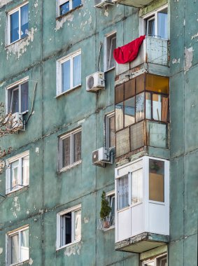 Bükreş 'teki mavi gökyüzüne karşı komünist dönemden kalma bir apartman binası. Çirkin geleneksel komünist konut topluluğu
