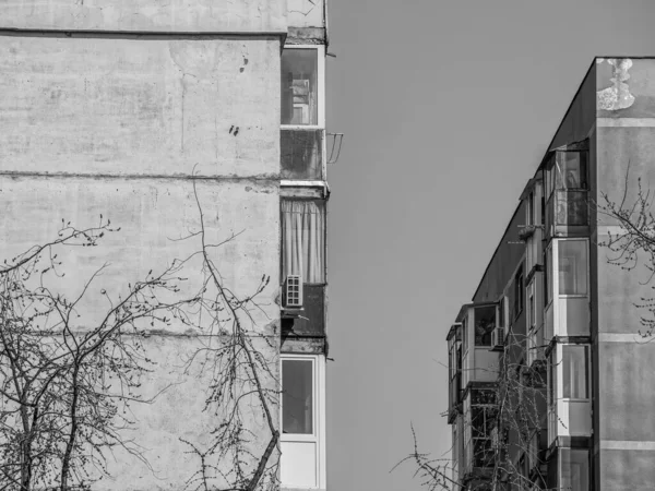 공산주의 시대부터 루마니아 부쿠레슈티의 하늘을 배경으로 아파트 건물에서 일했습니다 흉하고 — 스톡 사진