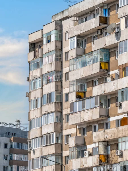 Zniszczony Budynek Mieszkalny Czasów Komunizmu Przeciwko Błękitnemu Niebu Bukareszcie Rumunia — Zdjęcie stockowe