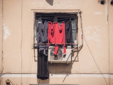 Romanya 'nın Bükreş kentinde eski, yıpranmış komünist apartman. Balkonda kurutulması gereken eski çamaşırlar..