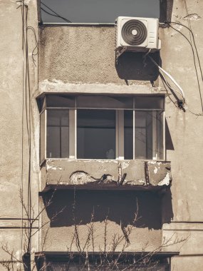 Romanya 'nın Bükreş kentinde eski, yıpranmış komünist apartman. Klasik monokrom resmi