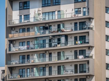 Romanya 'nın Bükreş kentinde inşa edilmiş yeni bir apartmanın ayrıntılarını kapat