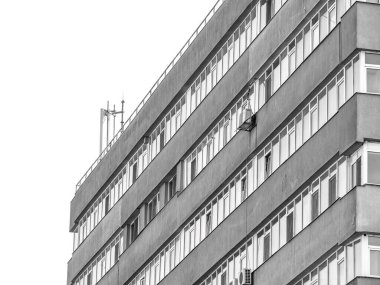 Yeni yenilenmiş eski komünist apartmanı. Çirkin geleneksel komünist yerleşim grubu. Soyut minimalist fotoğrafçılık